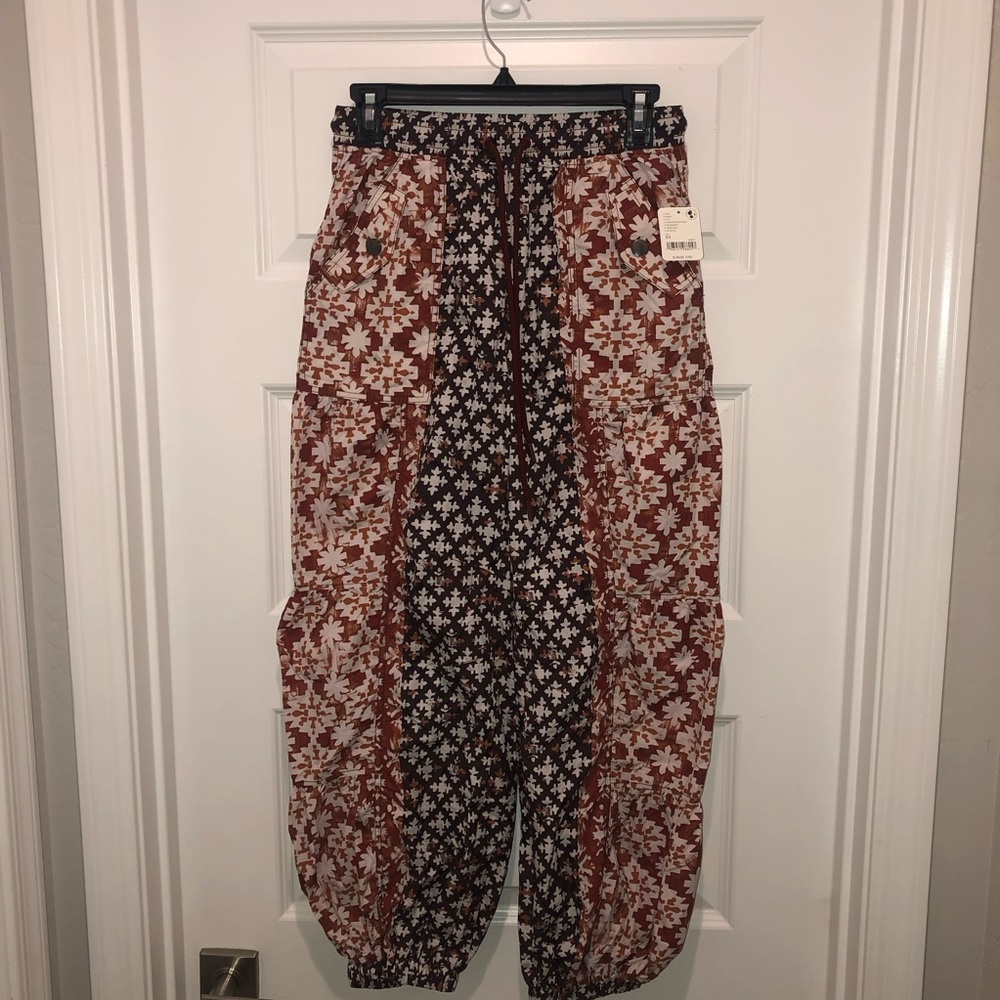 New Free People FP Movement Printed Set Me Free Swishy Barrel Pants sz XS - Picture 5 of 8
